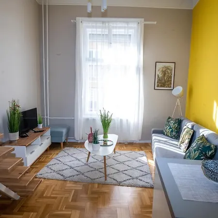 Apartment Palms *