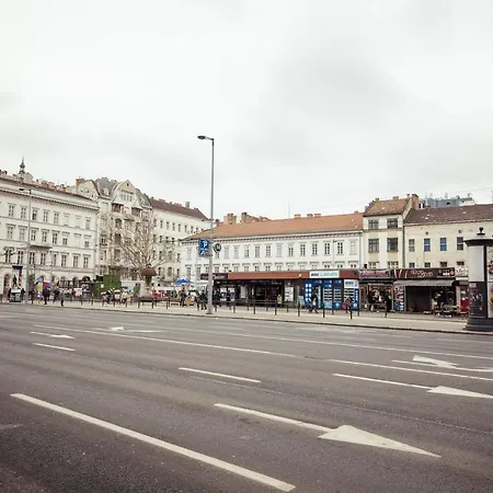 Newly Refurbished At Superb Location * Budapešť