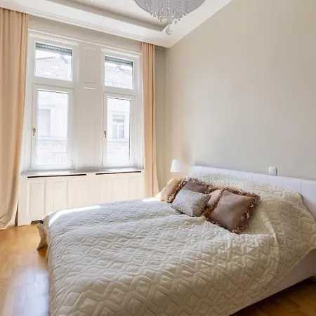 Designer Luxury In The Jewish Quarter Apartment
