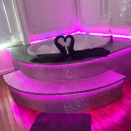 Enzo Capo Jacuzzi Budapest