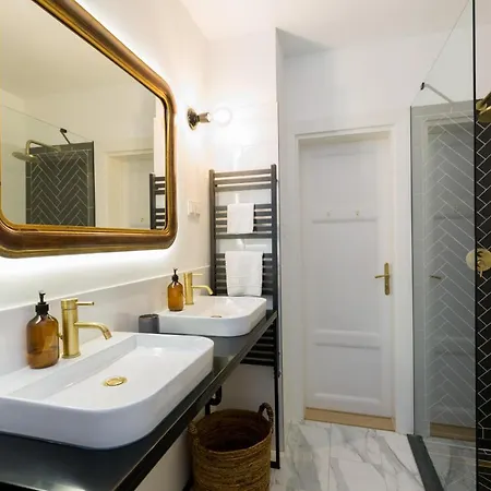 Apartment Style & Harmony In The Absolute Center Of