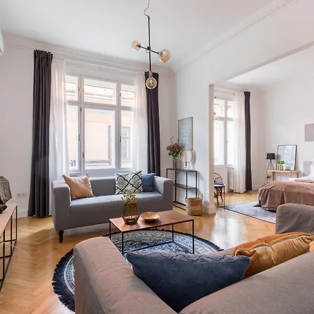 Style & Harmony In The Absolute Center Of * Budapest