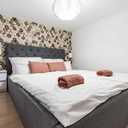 Leda's Next To The Danube And Fashion Street Apartment *