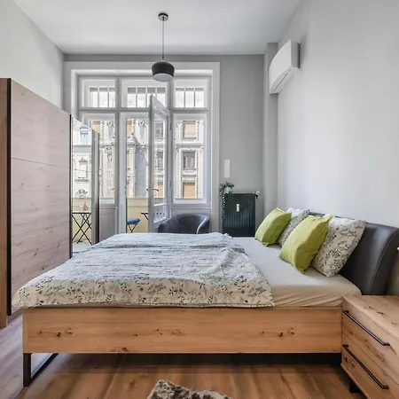 Buenos Boutique - A/c, 2 Bathrms, Amazing View Apartment Budapest