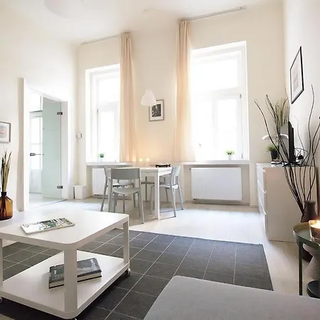 Apartmán Eotvos Design *