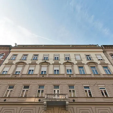 Apartmán Eotvos Design *