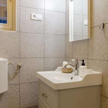 Appartement In Centre A16 *