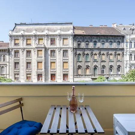 Buenos Boutique - A/c, 2 Bathrms, Amazing View Apartment Budapest