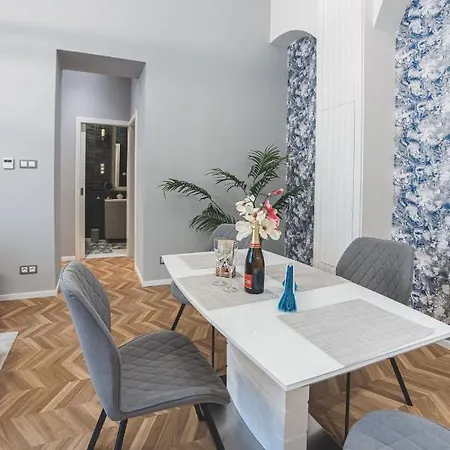 Luxury Gold 2 Bedroom Apartment Budapest