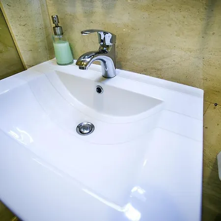 Apartmán Downtown With Balcony & Optional Garage & Restaurant In The Building Budapešť