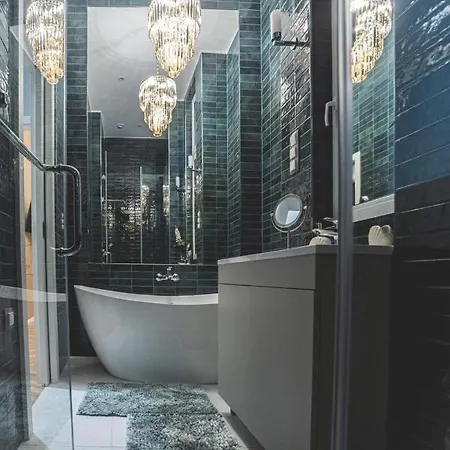 Luxury Gold 2 Bedroom Apartment *