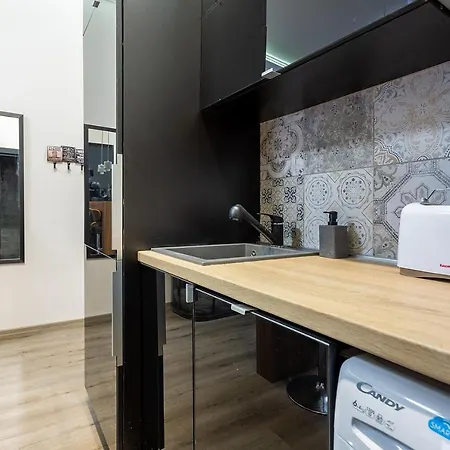 Goldcentral Akacfa Apartment
