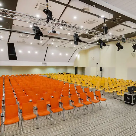 Crowne Plaza By Ihg מלון