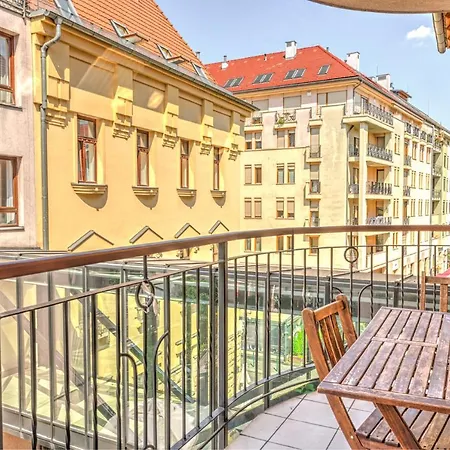 Capital Apartment *