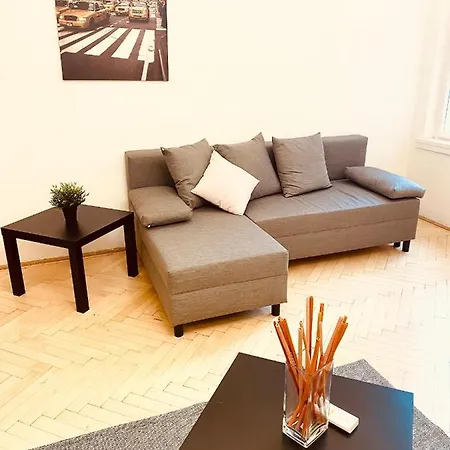 Kiraly78 Huge Apartment