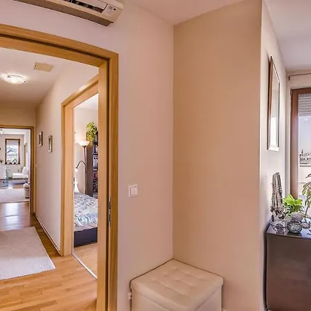 With Private 90 Sqm Rooftop, Free Parking And Air Condition Budapest