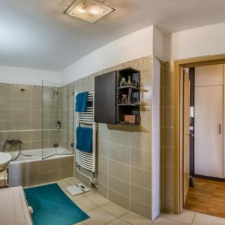 With Private 90 Sqm Rooftop, Free Parking And Air Condition Apartment Budapest