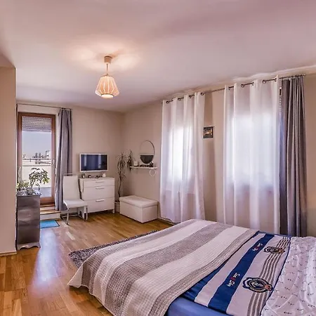 With Private 90 Sqm Rooftop, Free Parking And Air Condition * Budapest