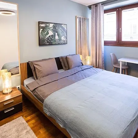Urban Jungle In The Citycenter Apartment