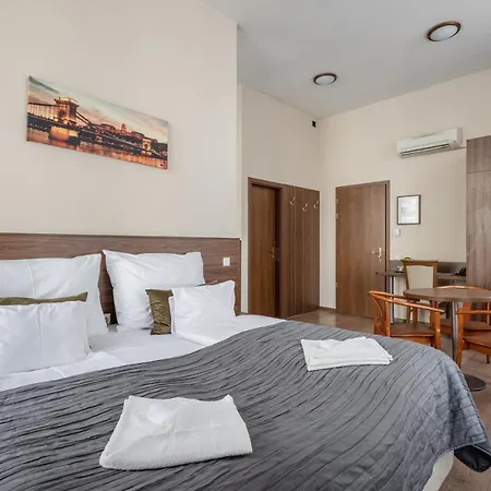 Hotel Elit Boutique Rooms- Location by bqa