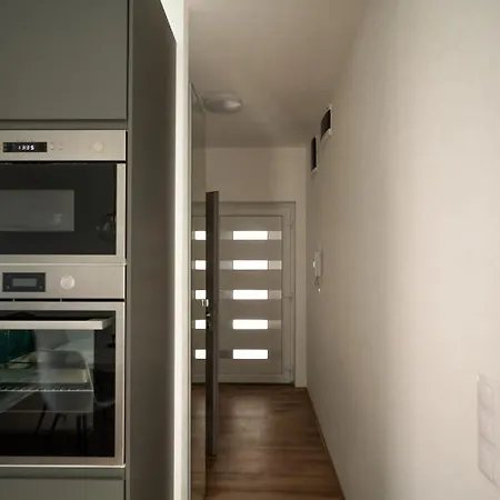 Apartment ~ Roof Terrace/ac/indoor Parking