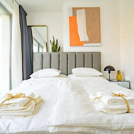 Apartment ~ Roof Terrace/ac/indoor Parking Budapest
