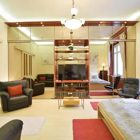 Ultra At Synagogue Apartment