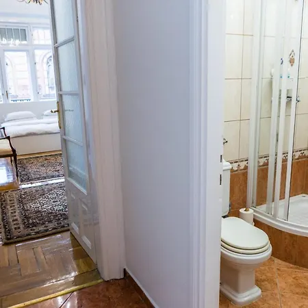 Luxury Downtown 3 Bedroom By Synagoge With Beautiful View * Budapešť