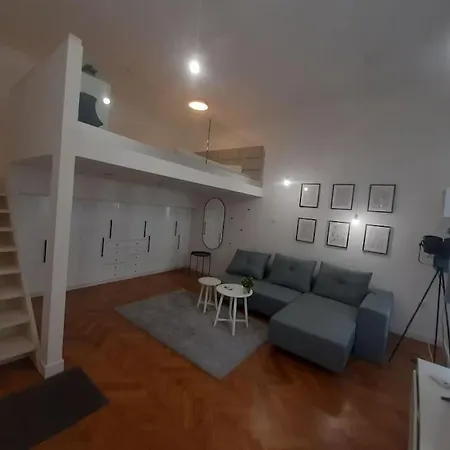 King Street Center Apartment *