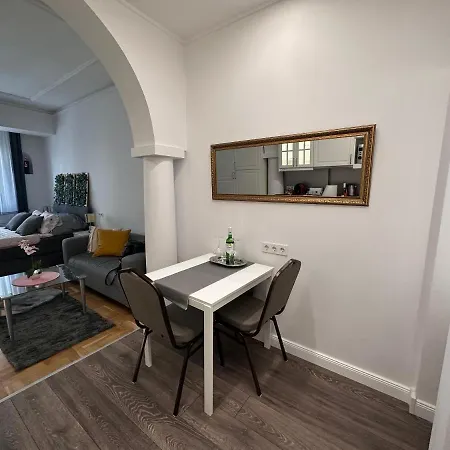 Elegant In The Centre With Ac Apartment