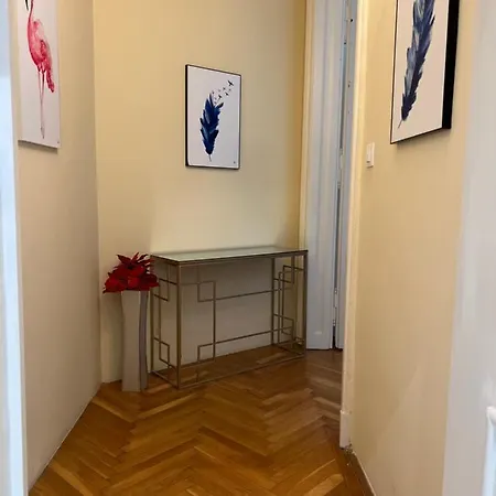N38 By Small Apartment *