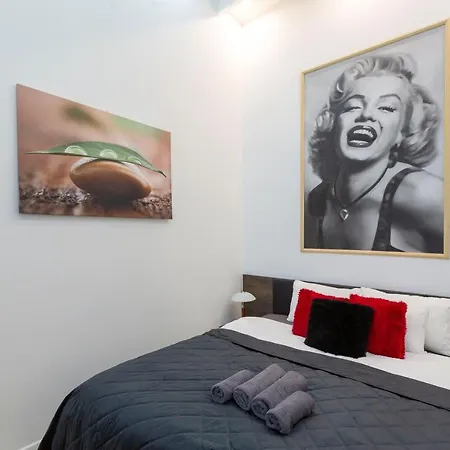 Exclusive Marilyn In The Heart Of Apartment Budapest