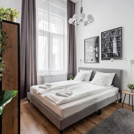 E32 - Oktogon Panorama Suite - Best Location - By Bqa Apartment *