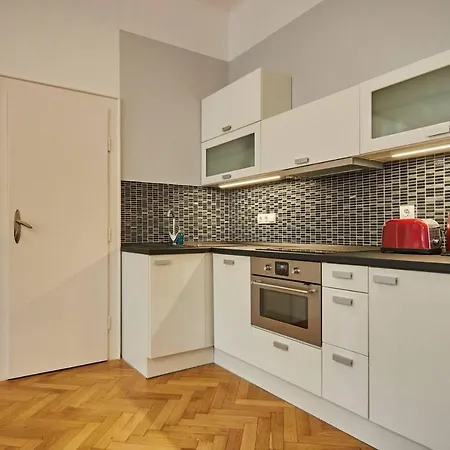 Spacious 1 Bed Basilica - With Balcony * Budapest