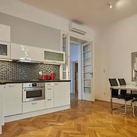 Spacious 1 Bed Basilica - With Balcony * Budapest