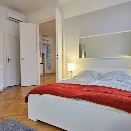Spacious 1 Bed Basilica - With Balcony Apartment *