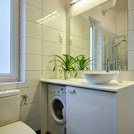 Spacious 1 Bed Basilica - With Balcony