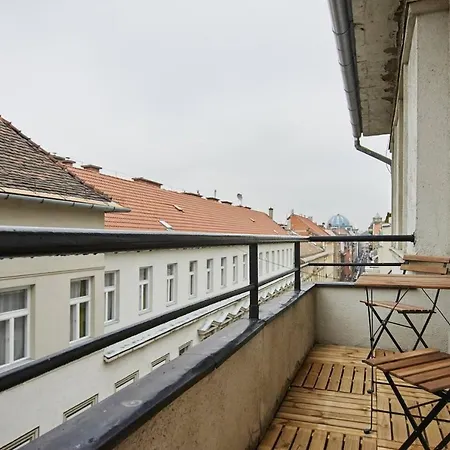 Apartment Spacious 1 Bed Basilica - With Balcony