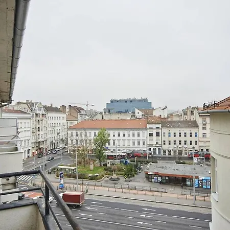 Spacious 1 Bed Basilica - With Balcony Apartment *