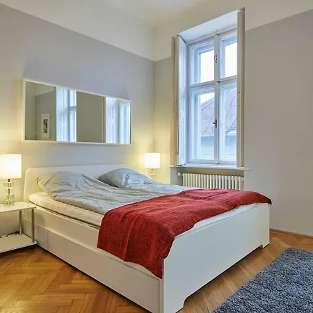 Apartment Spacious 1 Bed Basilica - With Balcony