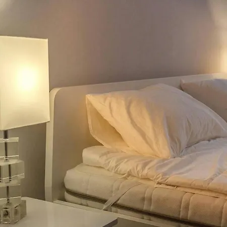 Apartment Spacious 1 Bed Basilica - With Balcony