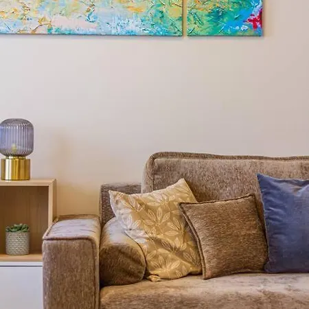 Roomy 80sqm At Center Free Parking Space, Ac & Balcony, Separate Ac In Four Apartmán *