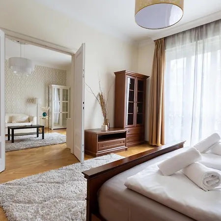 Gde Karoly Apartmant *