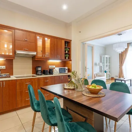 Gde Karoly Apartmant