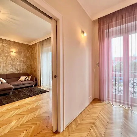 Exclusive Colourful Flat In The Apartment *