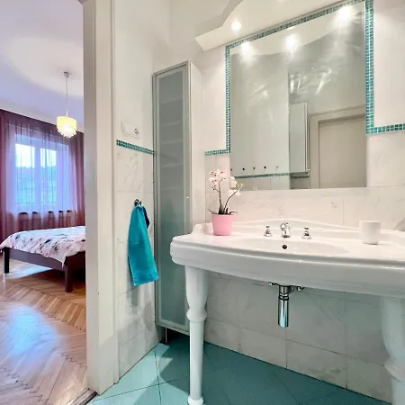 Apartment Exclusive Colourful Flat In The Budapest