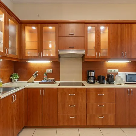 Gde Karoly Apartmant