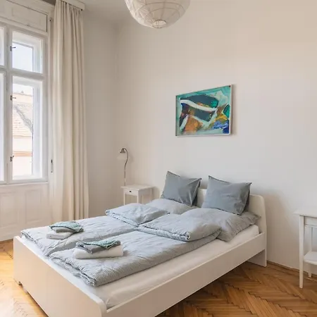 Sunny, Airy, Artsy & Authentic Loft With Balcony Апартаменты *