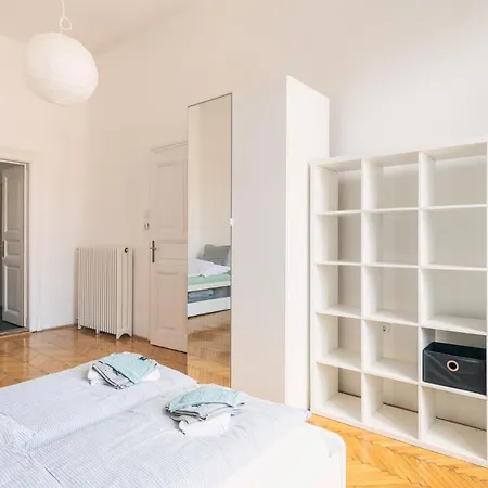 Sunny, Airy, Artsy & Authentic Loft With Balcony * Будапешт