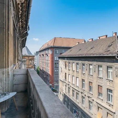 Sunny, Airy, Artsy & Authentic Loft With Balcony Апартаменты